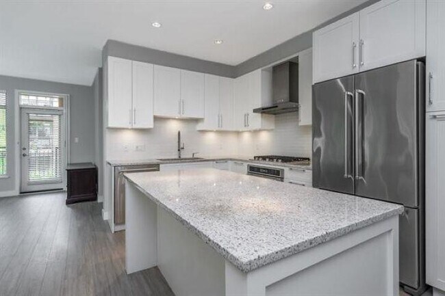 Photo - 1975-1154 154 St