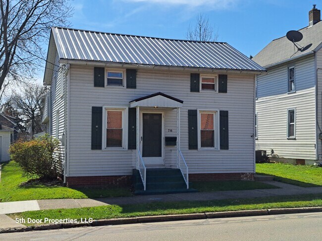 Photo - 716 E Main St House