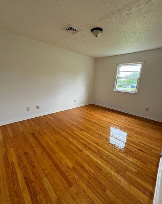 Bedroom - 9826 Village Hwy Unit 2