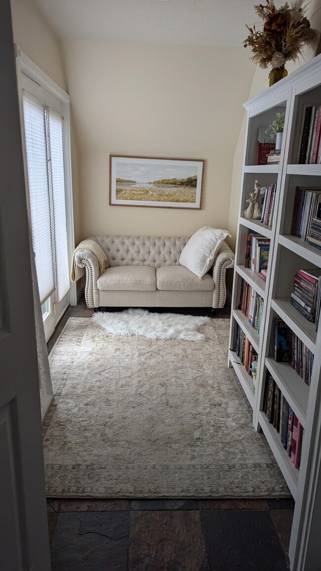 Photo - 385 E 2nd S St