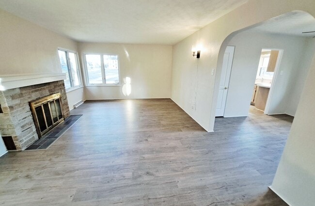 Photo - 3 Bed / 1-1/2 Bath Single Family Home w/ 2-Car Garage