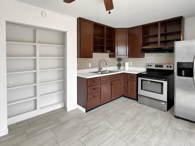 Photo - 877 Donegal Dr W