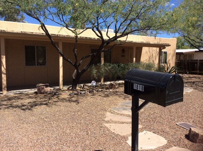Building Photo - Lovely 3 bedroom Home Near U of A Campus