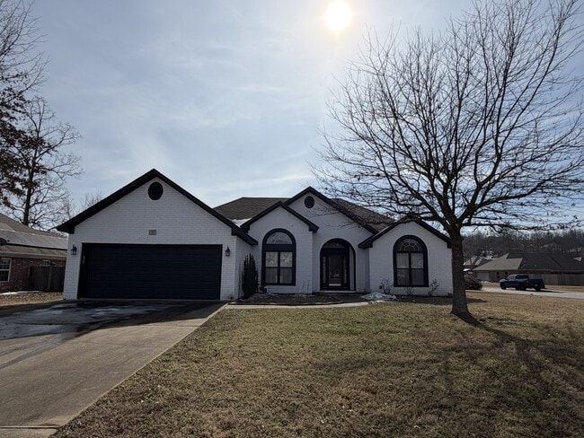 Building Photo - 11 Lakeview Ln