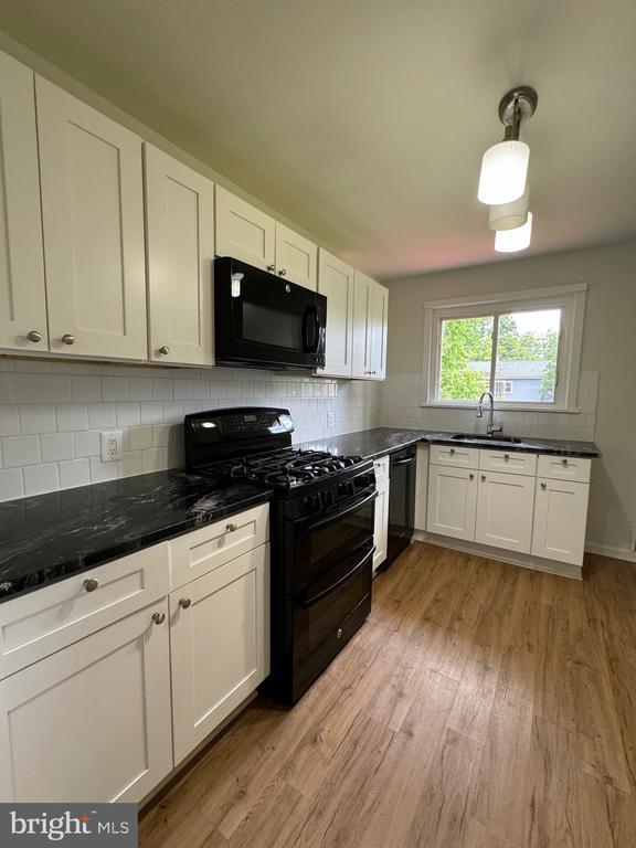 Photo - 1215 Highwood Rd House