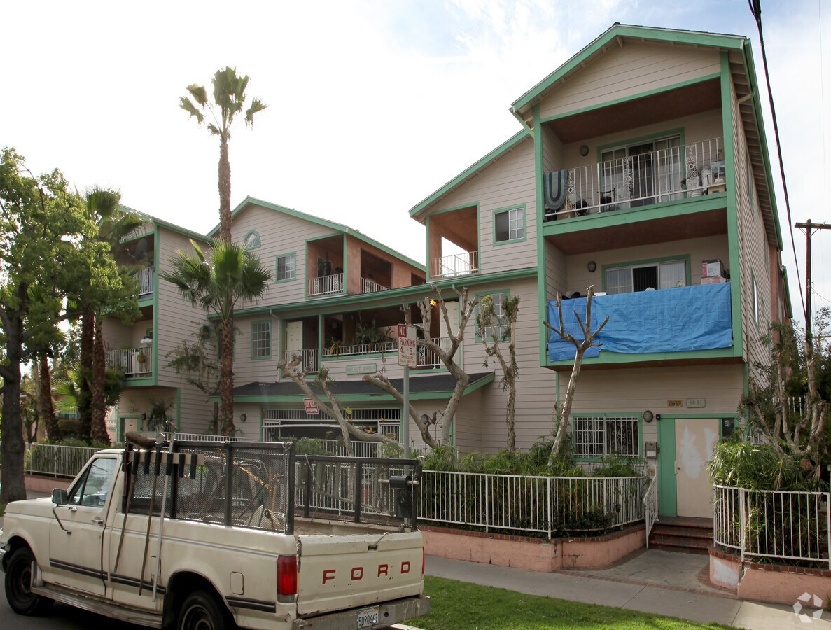 Walnut Twins - Walnut Twins Apartments