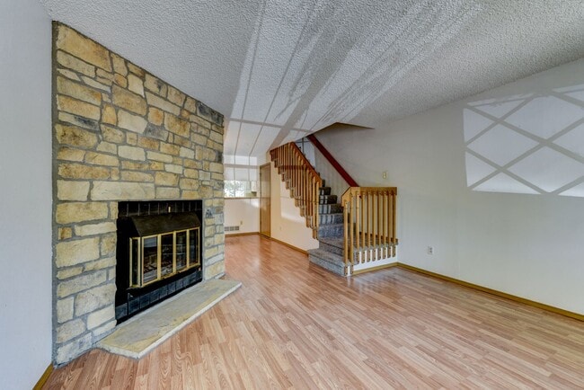 Photo - Beautiful 2 bed 2 bath townhome with carport in desirable Hearthwood Neighborhood With Pool!!