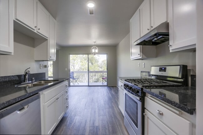 2 Bedroom Oceanside Condo, with Private Ya... - 2 Bedroom Oceanside Condo, with Private Ya...