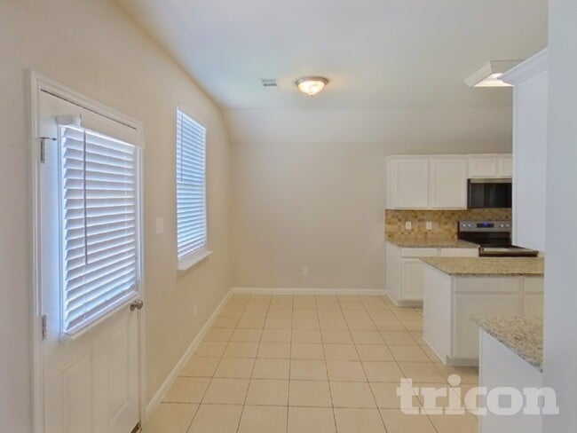 Photo - 825 Hawthorne Rd