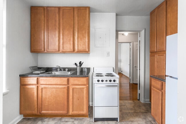 1 BR, 1 BA - 670 SF - Naylor Gardens