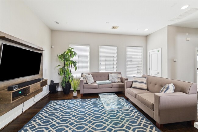 Building Photo - 2805 Blodgett St Rental