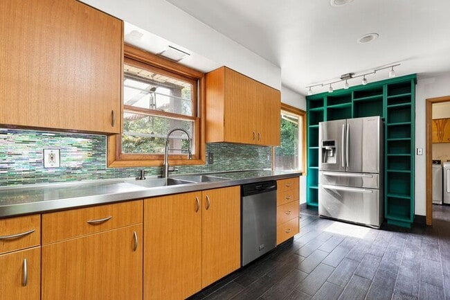 Building Photo - 2948 SE Sherrett St Rental