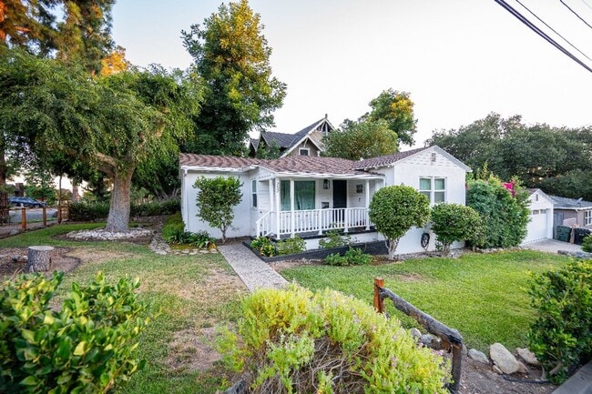 Building Photo - Charming Bungalow with King Size Bed Rental