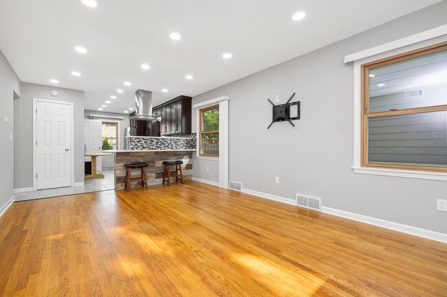 Photo - 5348 N Lydell Ave