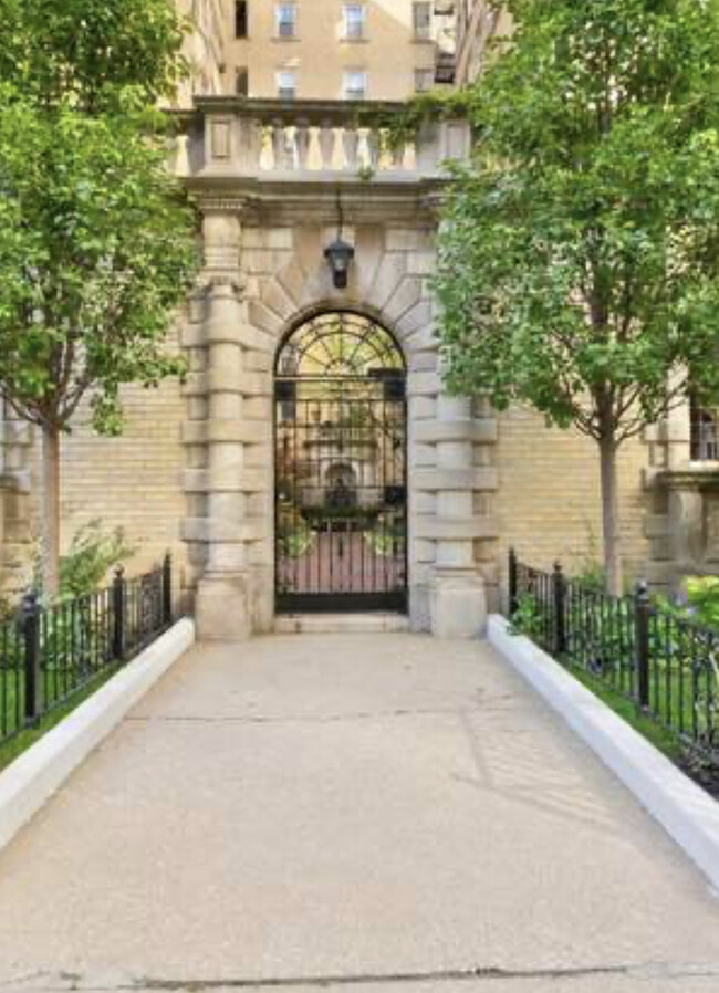Street View of Courtyard - 70 E Scott St Unidad 308 Rental