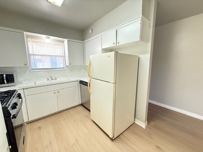 Photo - 701 E 45th St