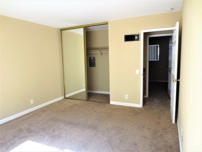 Photo - 962 S Mollison Ave Unidad 3