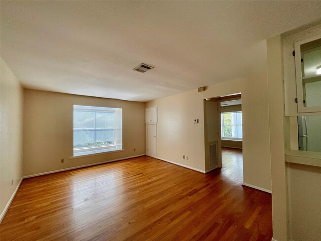 Building Photo - 3420 Mt Vernon St Unit 11