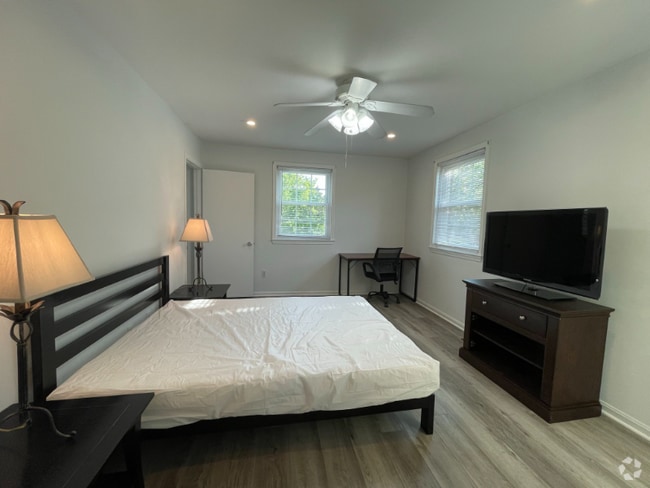 Building Photo - 4199 University Dr Rental