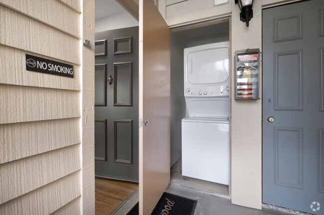 2BR, 2BA - 866SF - Unit Laundry