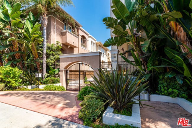 Photo - 2022 S Barrington Ave Condo Unit D