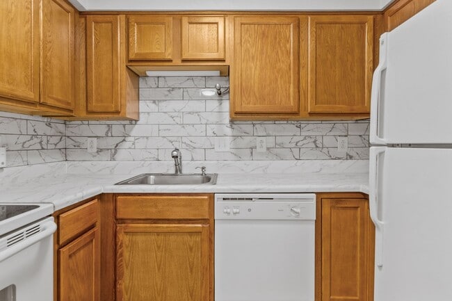 Photo - 2 bed/1 Bath Undergrads OK. Bus line.