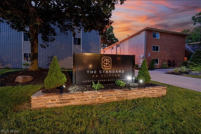 Building Photo - 10524 Clifton Blvd Unit 102