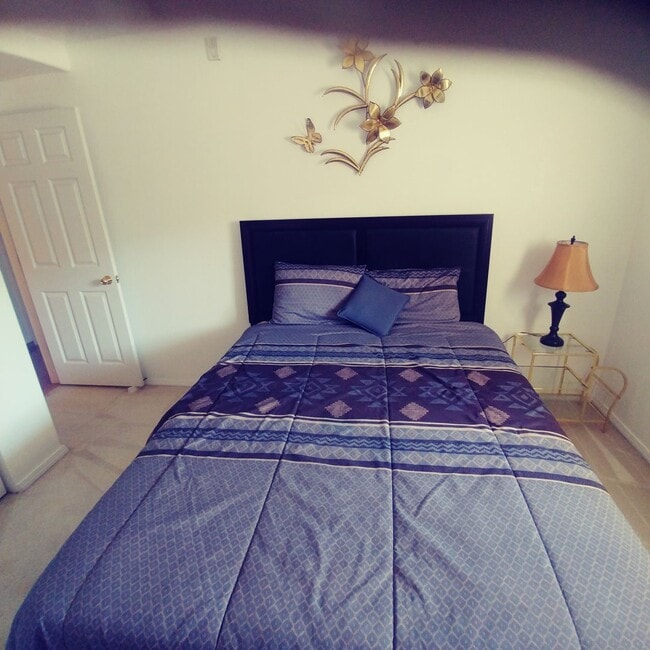 Building Photo - BOTTOM FLOOR FURNISHED Unit 1092 Rental