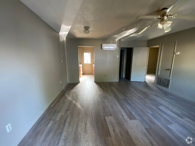 Building Photo - 908 Warner Ave Unit B Rental