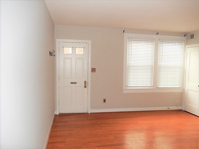 Photo - Charming 1 Bed 1 Bath Townhome Style Condo In Historic Arlington Village