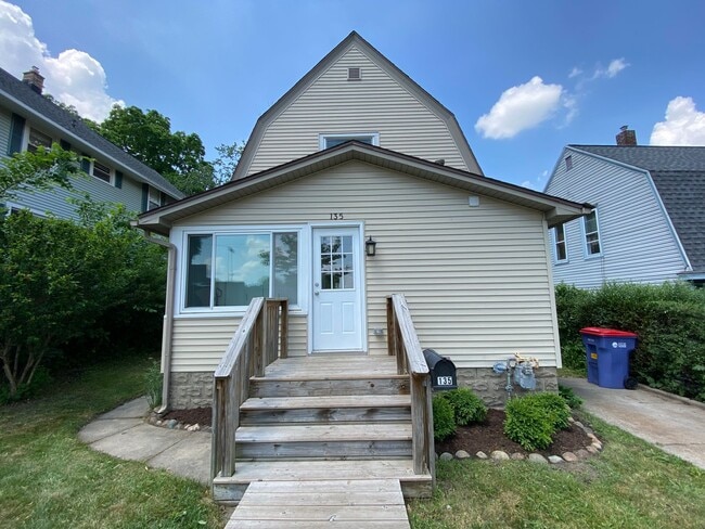 Building Photo - 135 Houseman Ave NE