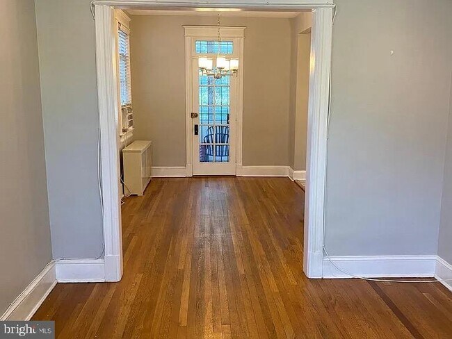 Photo - 1031 Girard St NE