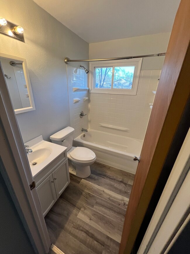 Photo - 4030 E Seneca Ave