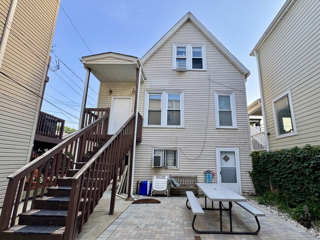 Building Photo - 1721 W Nelson St Rental