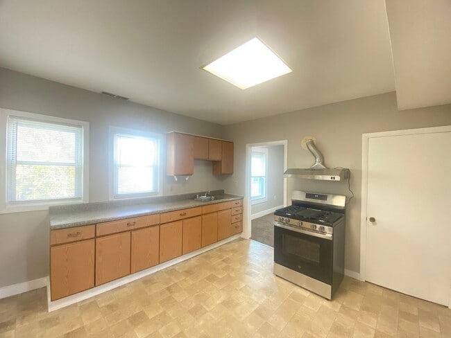 Building Photo - 7 Commercial St Unit E