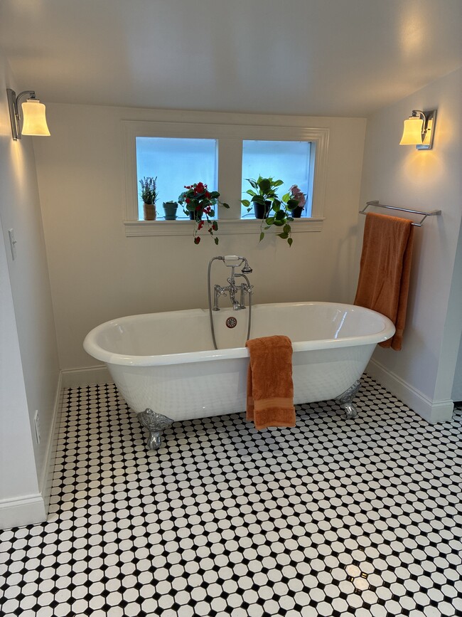 Luxurious six foot clawfoot tub - 560 Neelys Bend Rd House