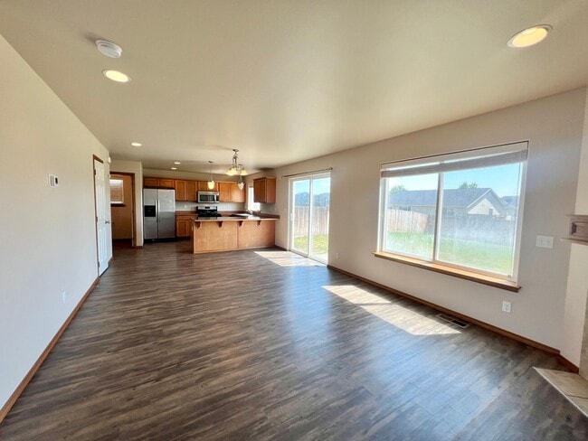 Photo - 5 Bedroom Home for Rent