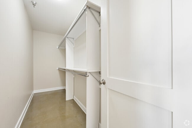 Penthouse - 1353SF - Closet