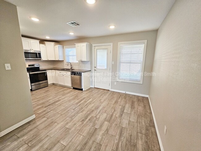 Photo - 6632 Leightyn Ln