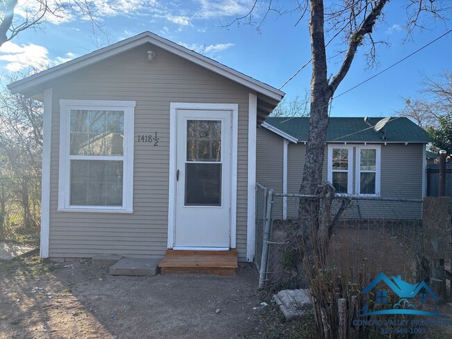 Building Photo - For Rent - 1 Bed/ 1 Bath Garage Apt - 1418 1/2 S Van Buren