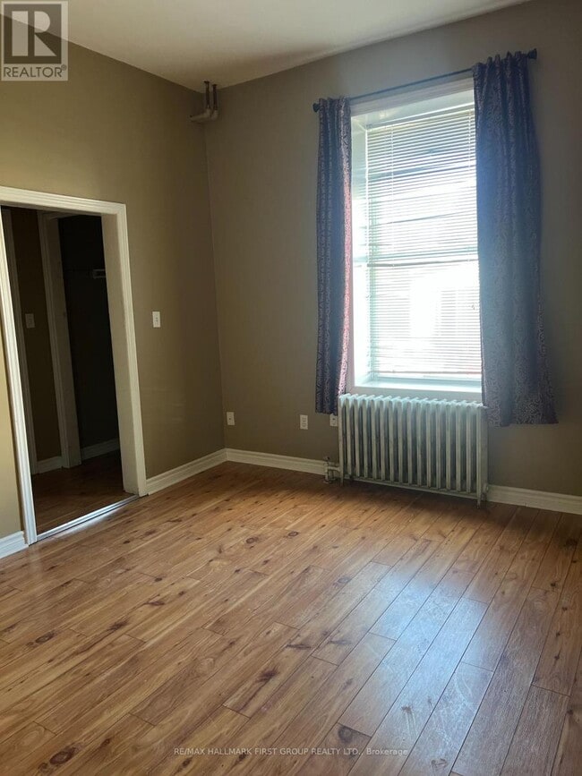 Photo - 730 Simcoe St S Unit 6