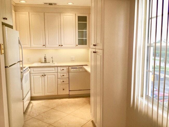 Building Photo - 336 Brighton H