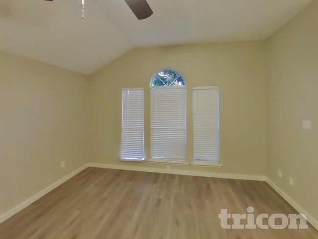 Photo - 4710 Grovetree Ln