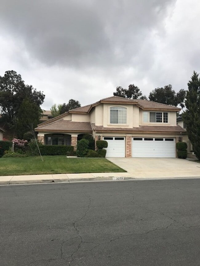 Building Photo - Lovely 4 bed 3+ bath