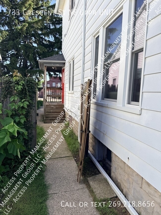 Photo - 733 Crescent St NE