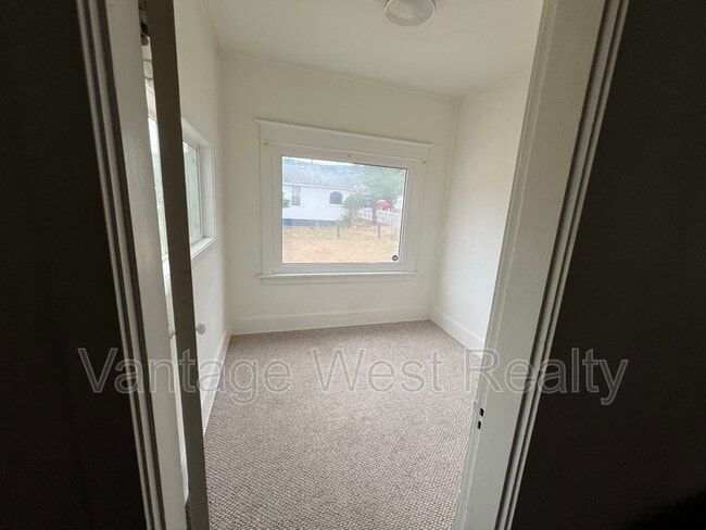 175 Eckhardt Ave W