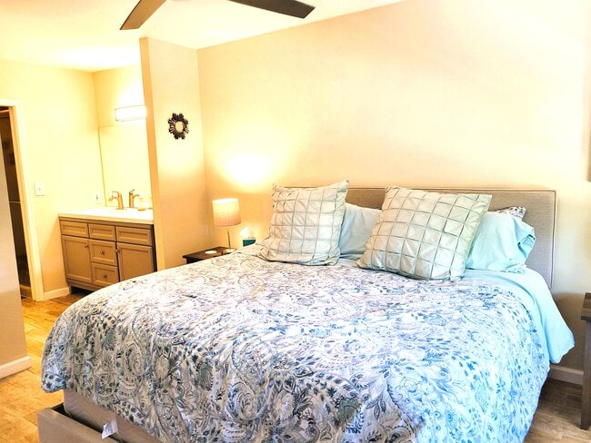 Photo - 435 Canal Pt S