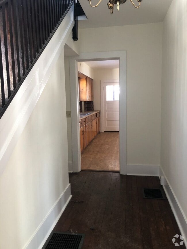 Building Photo - 3 BR Home Available Near Local Shopping