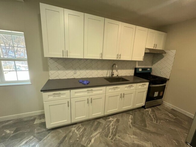 Building Photo - 648 S 17th St Unit Apt 2