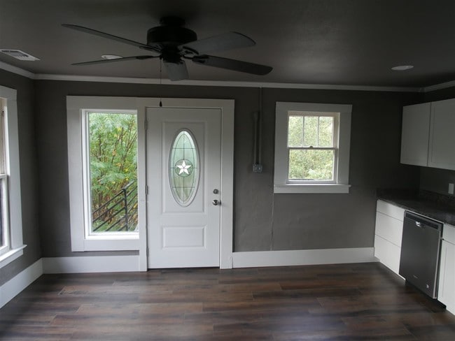 Photo - 104 W Wallace St